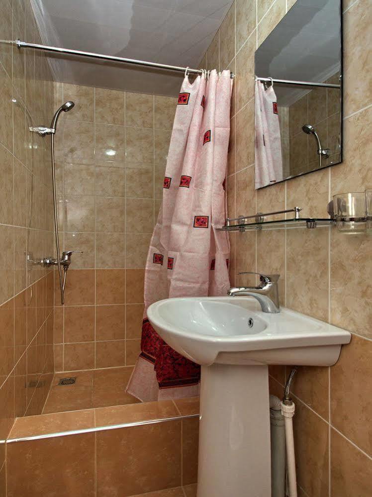 Rohat Hotel Chilonzor Tasjkent Buitenkant foto